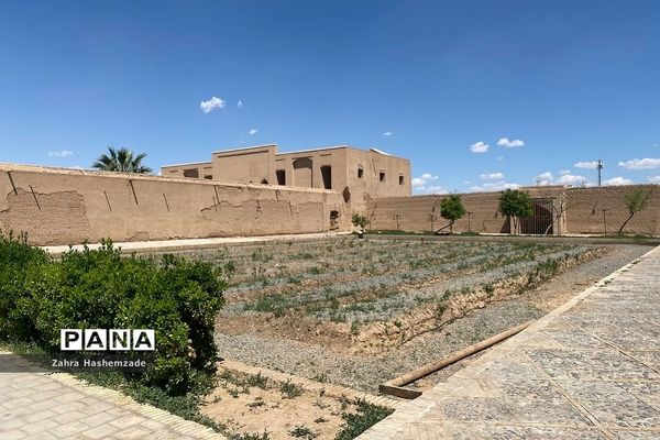 باغ دولت‌آباد، میدان امیر چخماق و هنرهای دستی شهر زیبای ایران