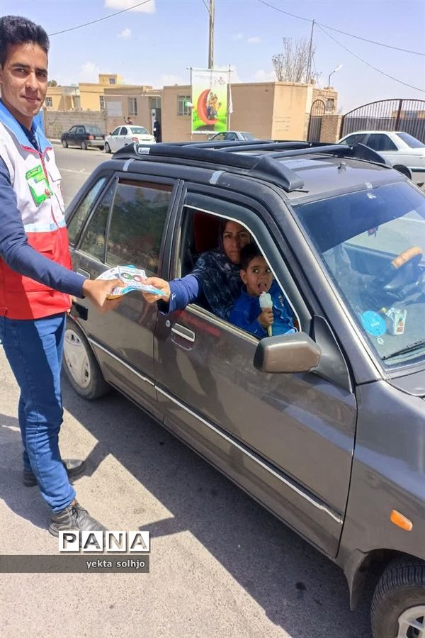 همکاری دانش‌آموزان با ستاد هلال احمر در تکریم از مهمانان نوروزی شهرستان خاتم