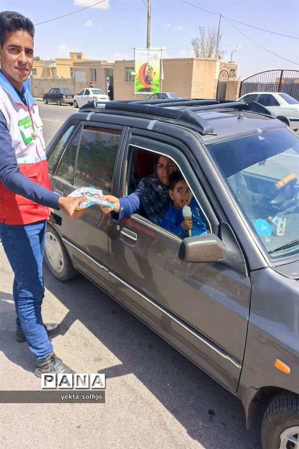 همکاری دانش‌آموزان با ستاد هلال احمر در تکریم از مهمانان نوروزی شهرستان خاتم