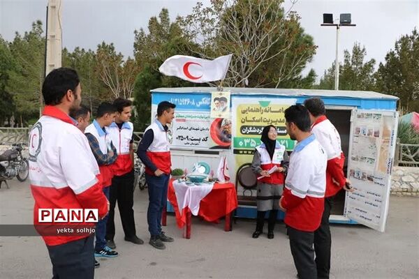 همکاری دانش‌آموزان با ستاد هلال احمر در تکریم از مهمانان نوروزی شهرستان خاتم