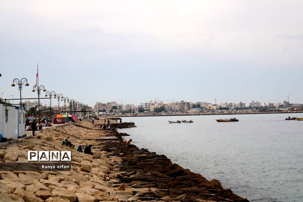 گردشگران نوروزی در ساحل بندر بوشهر