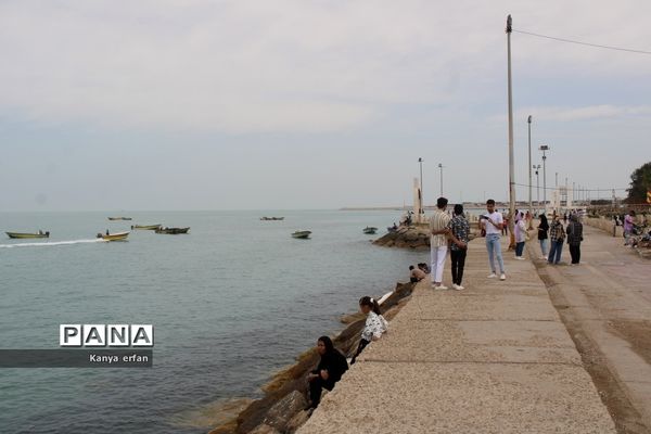 گردشگران نوروزی در ساحل بندر بوشهر