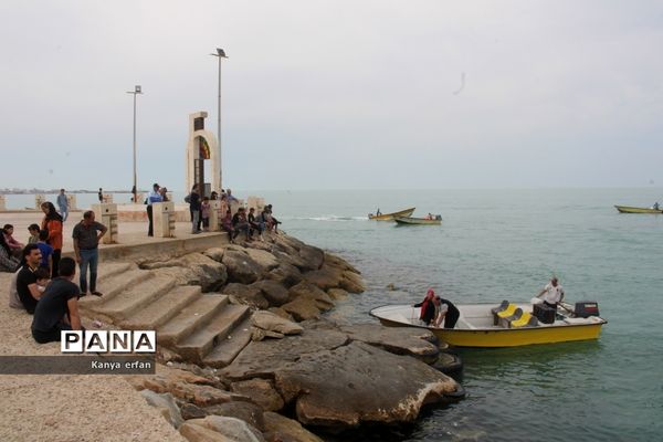 گردشگران نوروزی در ساحل بندر بوشهر
