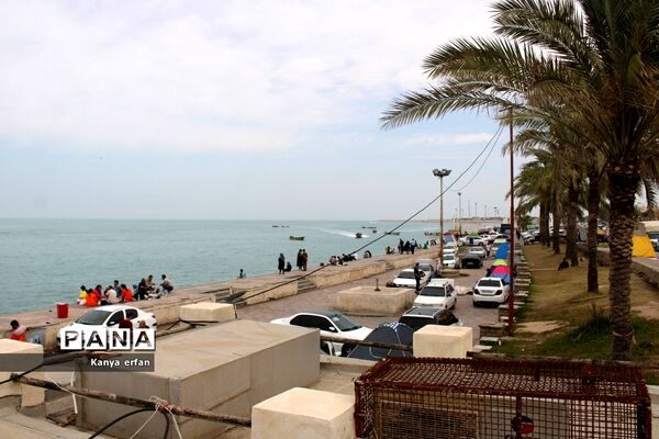 گردشگران نوروزی در ساحل بندر بوشهر