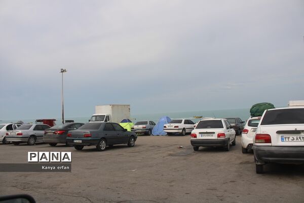 گردشگران نوروزی در ساحل بندر بوشهر