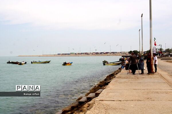 گردشگران نوروزی در ساحل بندر بوشهر