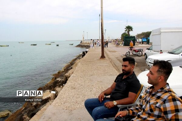 گردشگران نوروزی در ساحل بندر بوشهر