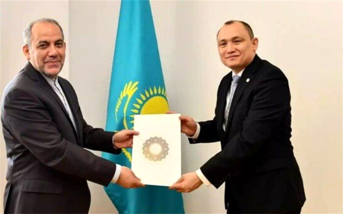تقدیم رونوشت استوارنامه سفیر جدید ایران در قزاقستان به یک مقام وزارت خارجه این کشور