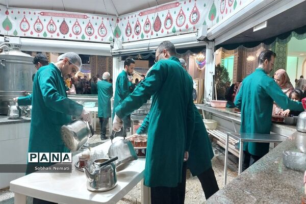 زیارت با صرف چای نبات زیر سایه حضرت