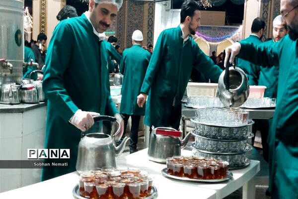 زیارت با صرف چای نبات زیر سایه حضرت