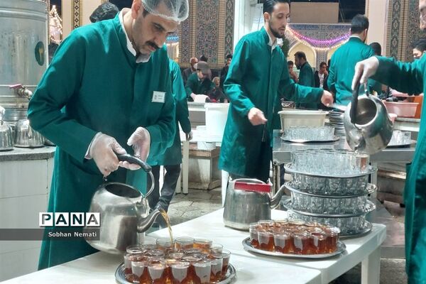 زیارت با صرف چای نبات زیر سایه حضرت