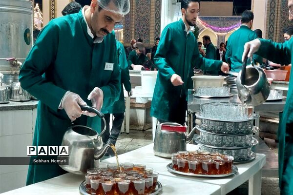 زیارت با صرف چای نبات زیر سایه حضرت