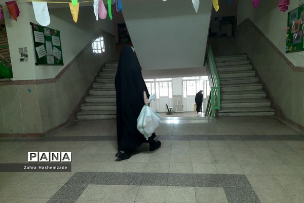 اهدای بسته ارزاق به خانواده‌های کم‌‌برخوردار دبیرستان ولیعصر (عج) ناحیه یک شهرری
