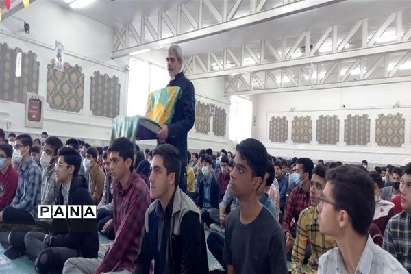 حضور خادمان رضوی و پرچم حرم امام رضا«ع» در دبیرستان شهیدبهشتی دوره دوم بیرجند