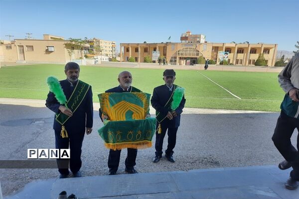 حضور خادمان رضوی و پرچم حرم امام رضا«ع» در دبیرستان شهیدبهشتی دوره دوم بیرجند