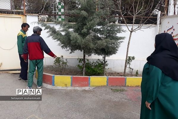 گلکاری حیاط مدرسه حضرت زهرا(س)۲ رودهن توسط دانش‌آموزان
