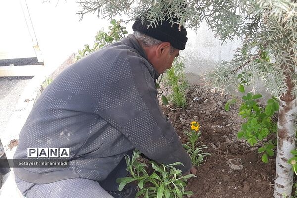 گلکاری حیاط مدرسه حضرت زهرا(س)۲ رودهن توسط دانش‌آموزان