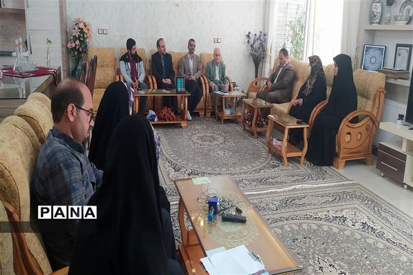 دیدار معاون پرورشی و فرهنگی اداره‌کل آموزش و پرورش و مدیر سازمان دانش‌آموزی استان اصفهان با  خانواده شهید محمد نساجی