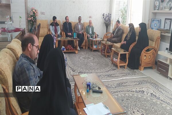 دیدار معاون پرورشی و فرهنگی اداره‌کل آموزش و پرورش و مدیر سازمان دانش‌آموزی استان اصفهان با  خانواده شهید محمد نساجی