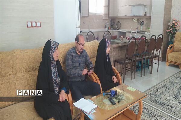 دیدار معاون پرورشی و فرهنگی اداره‌کل آموزش و پرورش و مدیر سازمان دانش‌آموزی استان اصفهان با  خانواده شهید محمد نساجی