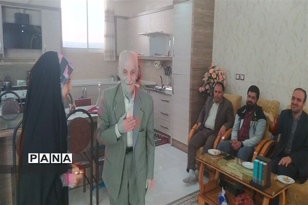 دیدار معاون پرورشی و فرهنگی اداره‌کل آموزش و پرورش و مدیر سازمان دانش‌آموزی استان اصفهان با  خانواده شهید محمد نساجی