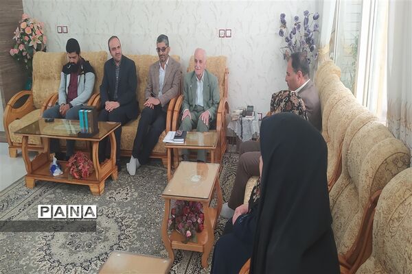 دیدار معاون پرورشی و فرهنگی اداره‌کل آموزش و پرورش و مدیر سازمان دانش‌آموزی استان اصفهان با  خانواده شهید محمد نساجی