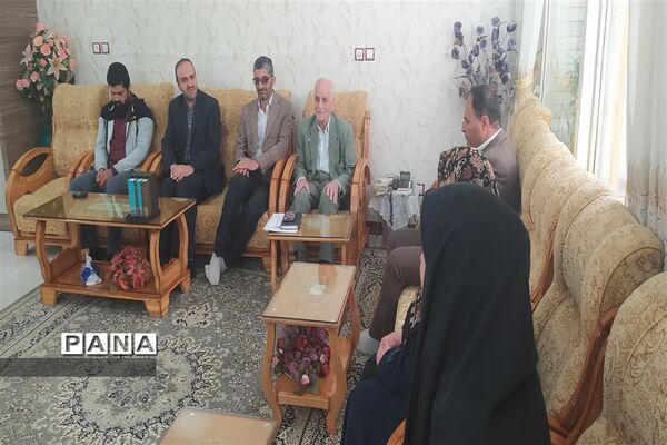 دیدار معاون پرورشی و فرهنگی اداره‌کل آموزش و پرورش و مدیر سازمان دانش‌آموزی استان اصفهان با  خانواده شهید محمد نساجی