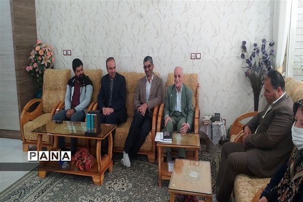 دیدار معاون پرورشی و فرهنگی اداره‌کل آموزش و پرورش و مدیر سازمان دانش‌آموزی استان اصفهان با  خانواده شهید محمد نساجی