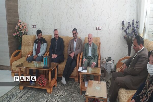 دیدار معاون پرورشی و فرهنگی اداره‌کل آموزش و پرورش و مدیر سازمان دانش‌آموزی استان اصفهان با  خانواده شهید محمد نساجی