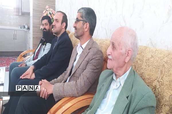 دیدار معاون پرورشی و فرهنگی اداره‌کل آموزش و پرورش و مدیر سازمان دانش‌آموزی استان اصفهان با  خانواده شهید محمد نساجی