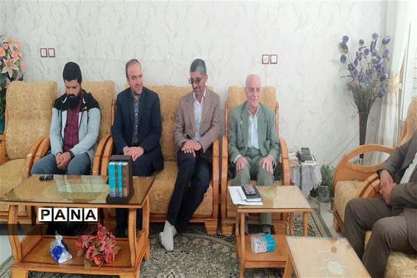دیدار معاون پرورشی و فرهنگی اداره‌کل آموزش و پرورش و مدیر سازمان دانش‌آموزی استان اصفهان با  خانواده شهید محمد نساجی