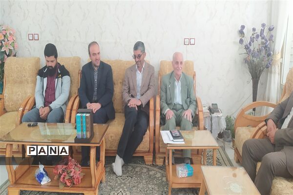 دیدار معاون پرورشی و فرهنگی اداره‌کل آموزش و پرورش و مدیر سازمان دانش‌آموزی استان اصفهان با  خانواده شهید محمد نساجی