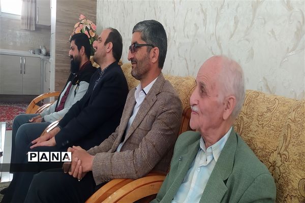 دیدار معاون پرورشی و فرهنگی اداره‌کل آموزش و پرورش و مدیر سازمان دانش‌آموزی استان اصفهان با  خانواده شهید محمد نساجی