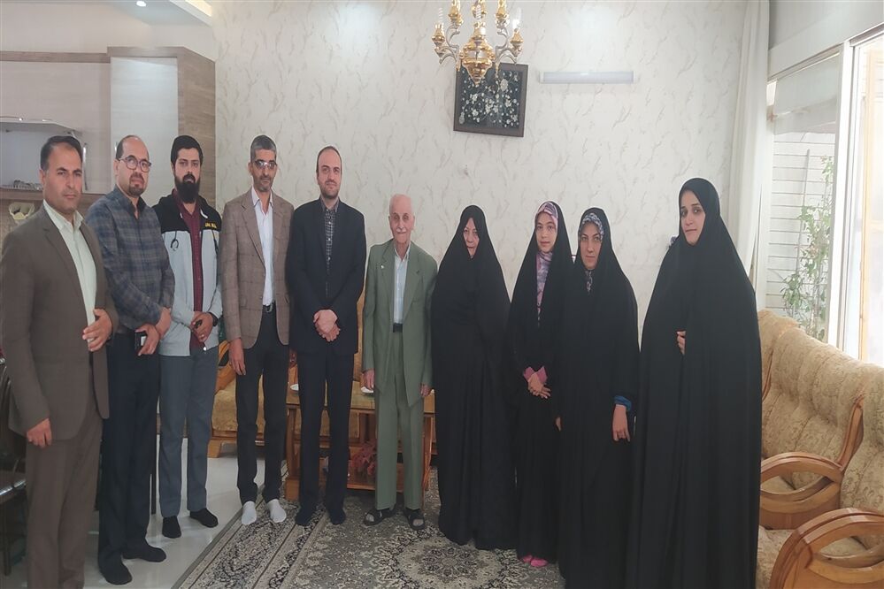 دیدار معاون پرورشی و فرهنگی اداره‌کل آموزش و پرورش و مدیر سازمان دانش‌آموزی استان اصفهان با  خانواده شهید محمد نساجی