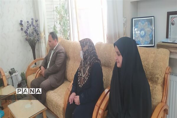 دیدار معاون پرورشی و فرهنگی اداره‌کل آموزش و پرورش و مدیر سازمان دانش‌آموزی استان اصفهان با  خانواده شهید محمد نساجی