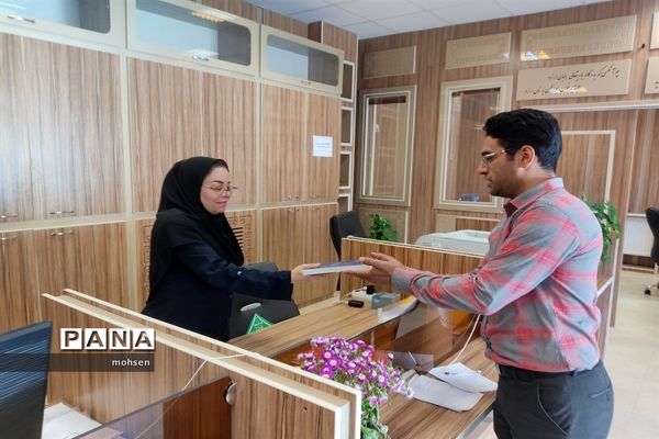 اهدای کتاب به همکاران در میلاد امام حسن مجتبی علیه السلام در آموزش و پرورش منطقه 6