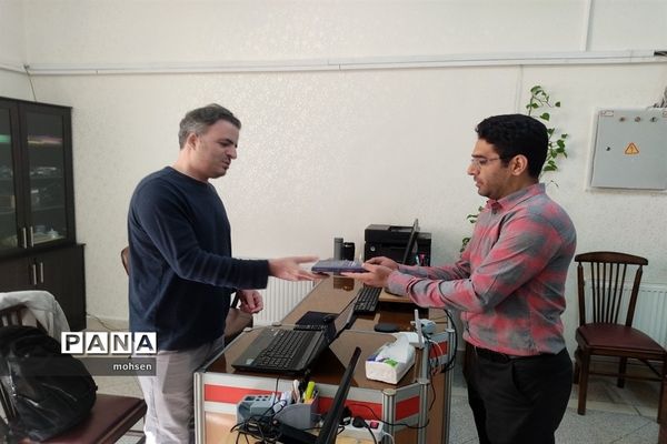 اهدای کتاب به همکاران در میلاد امام حسن مجتبی علیه السلام در آموزش و پرورش منطقه 6