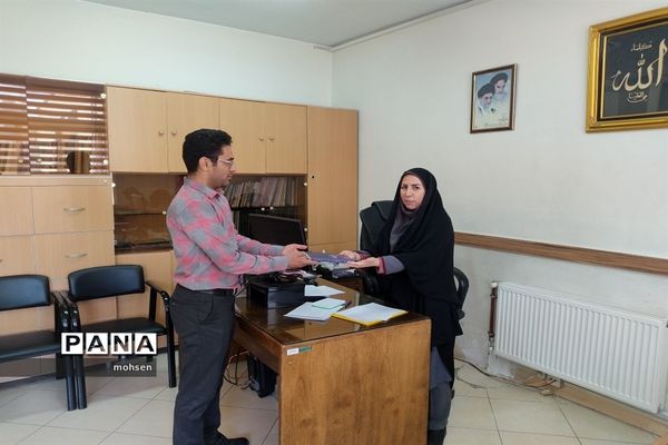 اهدای کتاب به همکاران در میلاد امام حسن مجتبی علیه السلام در آموزش و پرورش منطقه 6