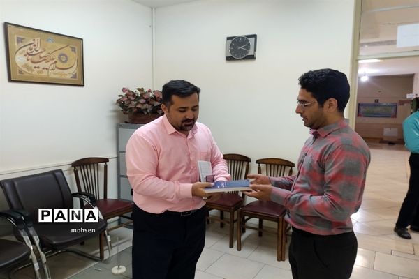 اهدای کتاب به همکاران در میلاد امام حسن مجتبی علیه السلام در آموزش و پرورش منطقه 6