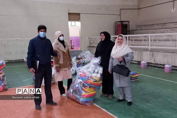 توزیع اقلام ورزشی در مدارس رودهن