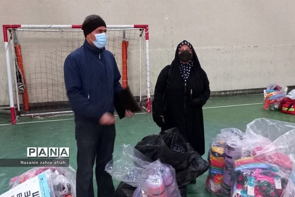 توزیع اقلام ورزشی در مدارس رودهن