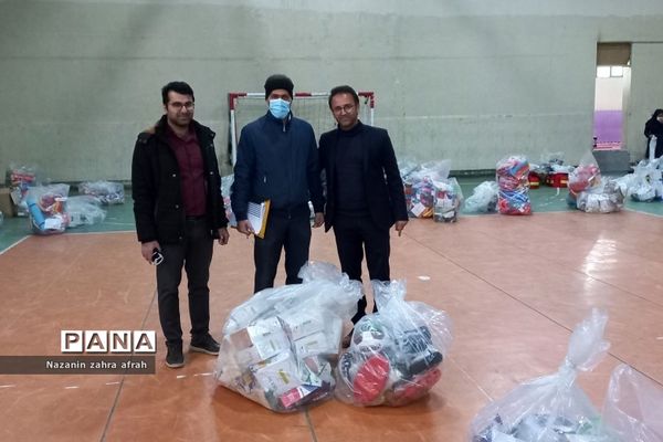 توزیع اقلام ورزشی در مدارس رودهن