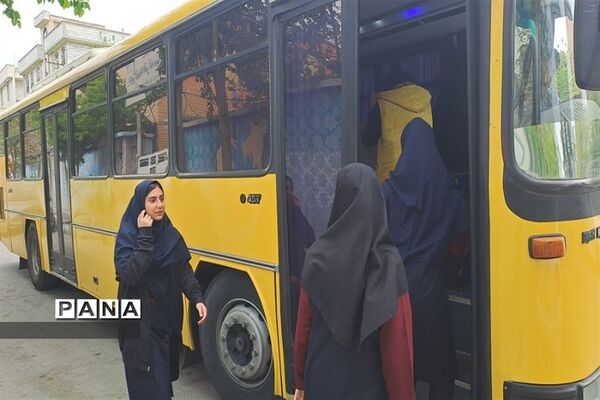 بازدید دانش‌آموزان دبیرستان سیزده آبان ناحیه یک کرج از جشنواره لاله ها