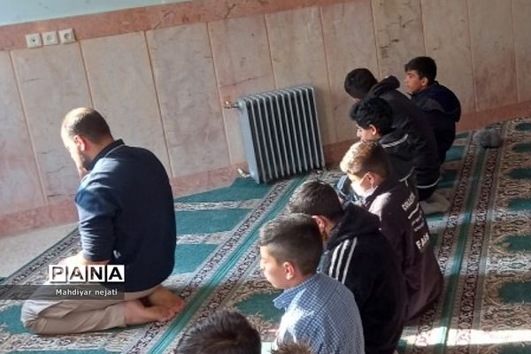 حال و هوای معنوی رمضان در دبیرستان ۱۳آبان رودهن