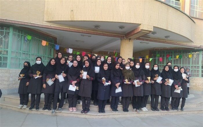 مراسم تقدیر از دانش‌آموزان برگزیده دبیرستان میعاد قم برگزار شد