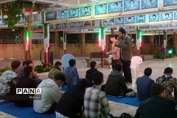 ترمیم و رنگ آمیزی مزار شهدا با حضور اعضای سازمان دانش‌آموزی قم