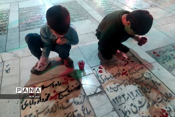 ترمیم و رنگ آمیزی مزار شهدا با حضور اعضای سازمان دانش‌آموزی قم