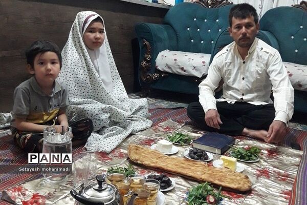 دانش‌آموزان روزه اولی رودهن در لحظه افطار