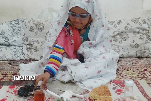 دانش‌آموزان روزه اولی رودهن در لحظه افطار