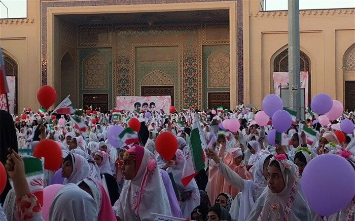 جشن بزرگ روزه‌اولی‌ها ویژه دانش‌آموزان دختر در حرم شاهچراغ/ فیلم